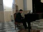 il pianista Marco Grilli durante l'esecuzione delle "Variazione per la Pace" del compositore Francesco Marino